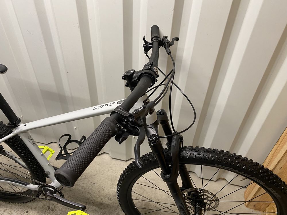 Стан нового Гірський велосипед Radon Jealous 3 Rock Shox Judy Air 29“