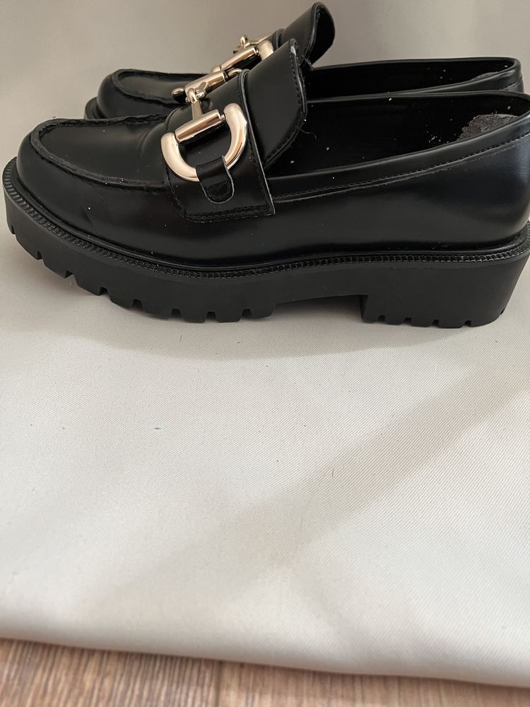 Loafersy lakierowane, półbuty eleganckie