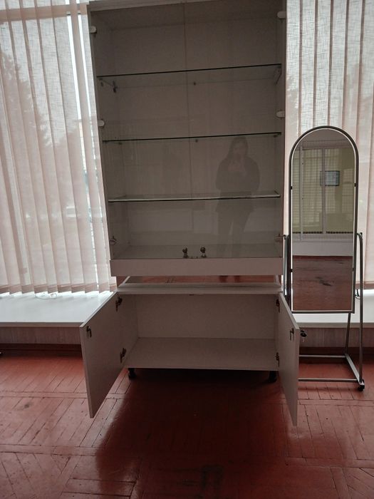 Скляна вітрина 3000 грн