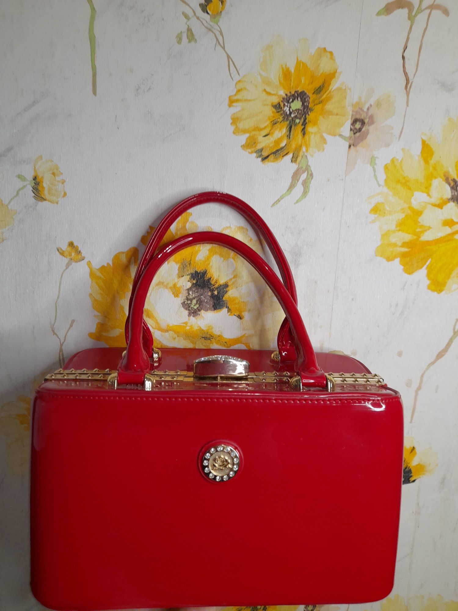 Красная лаковая сумочка-саквояж