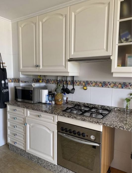 Grande cozinha branca