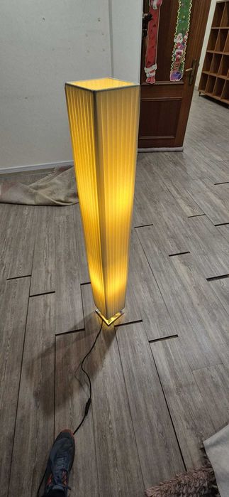 Candeeiro de pé moderno