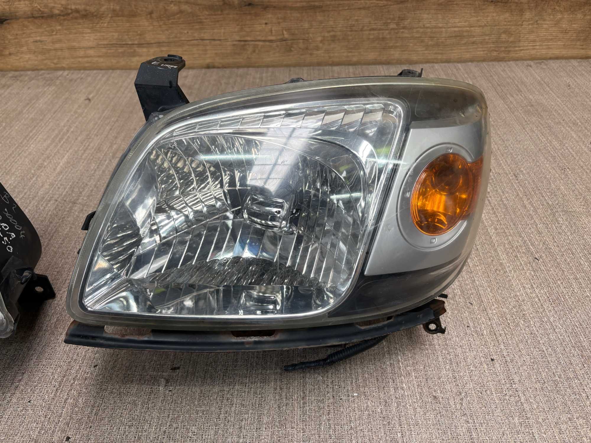 lampa/reflektor przedni lewy, prawy mazda bt-50