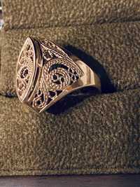 Złoty koronkowy pierścionek