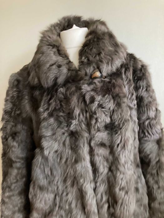 Luksusowe, ciepłe futro z kozy w kolorze szarym. Rozmiar XL.