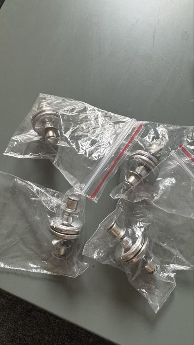 Przycisk magnetyczny do zasłon