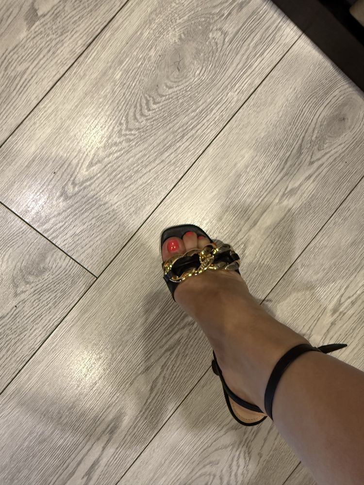 Продам босоніжки Guess