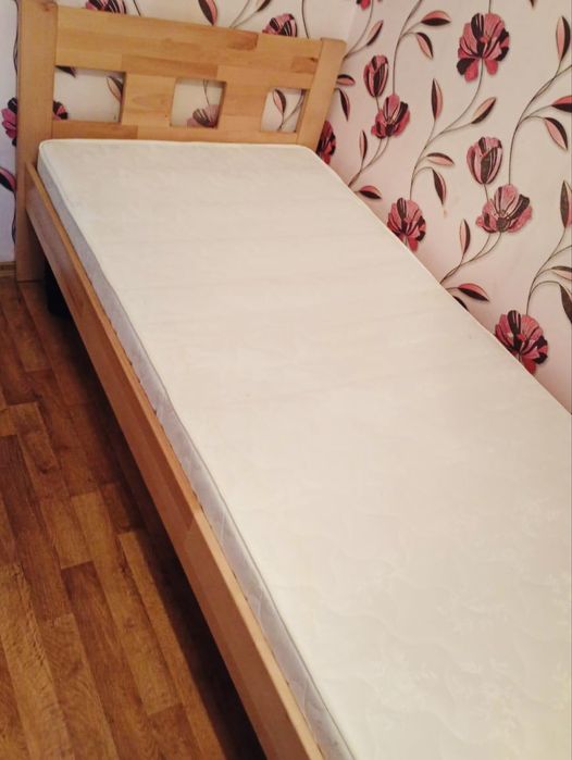 Односпальная деревянная кровать с матрасом  ( состояние идеальное )