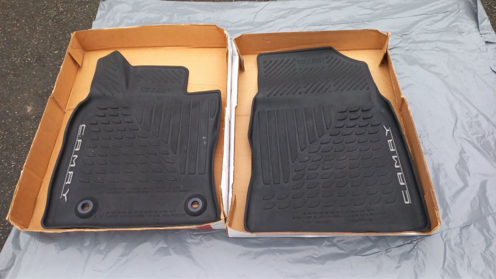 Продам комплект оригинальных резиновых ковриков Camry 70