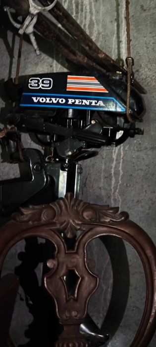 pequeno barco com motor Volvo com atrelado