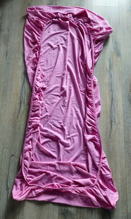 Prześcieradło z gumką różowe.