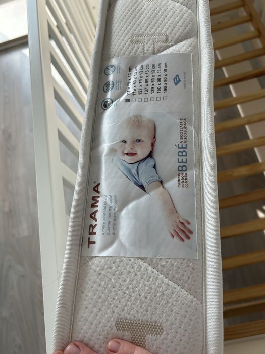 Cama com colchão e comoda Trama