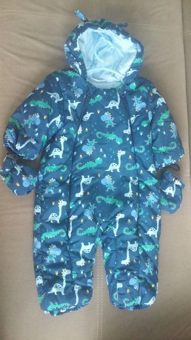 Granatowy kombinezon w dinozaury z rękawiczkami dla chłopca.