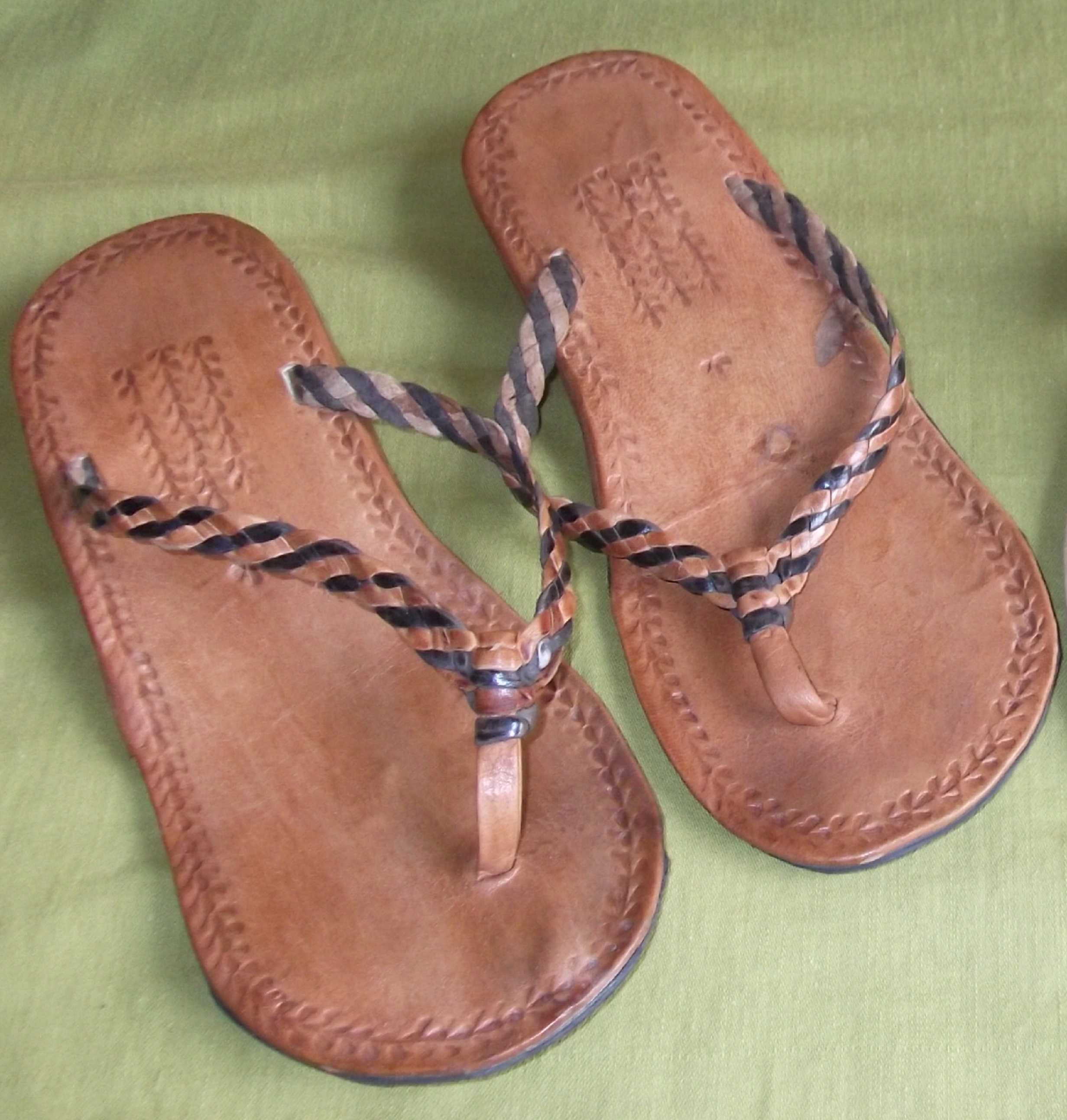 Sandálias castanhas Africanas em pele /African leather sandals – n. 37