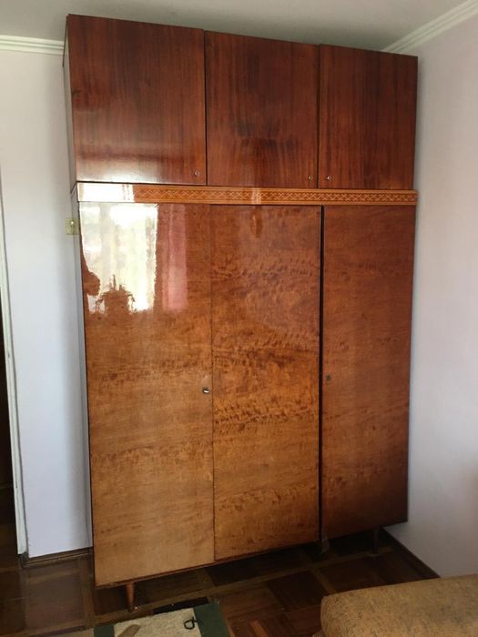 Шафа для одягу трьохстворчата антресоллю