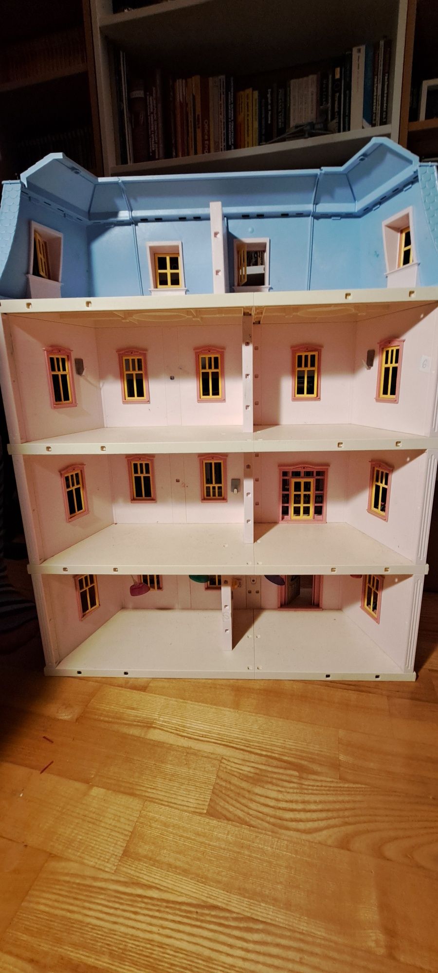 Playmobil 5303 Romantyczny domek z dodatkowym piętrem i umeblowaniem
