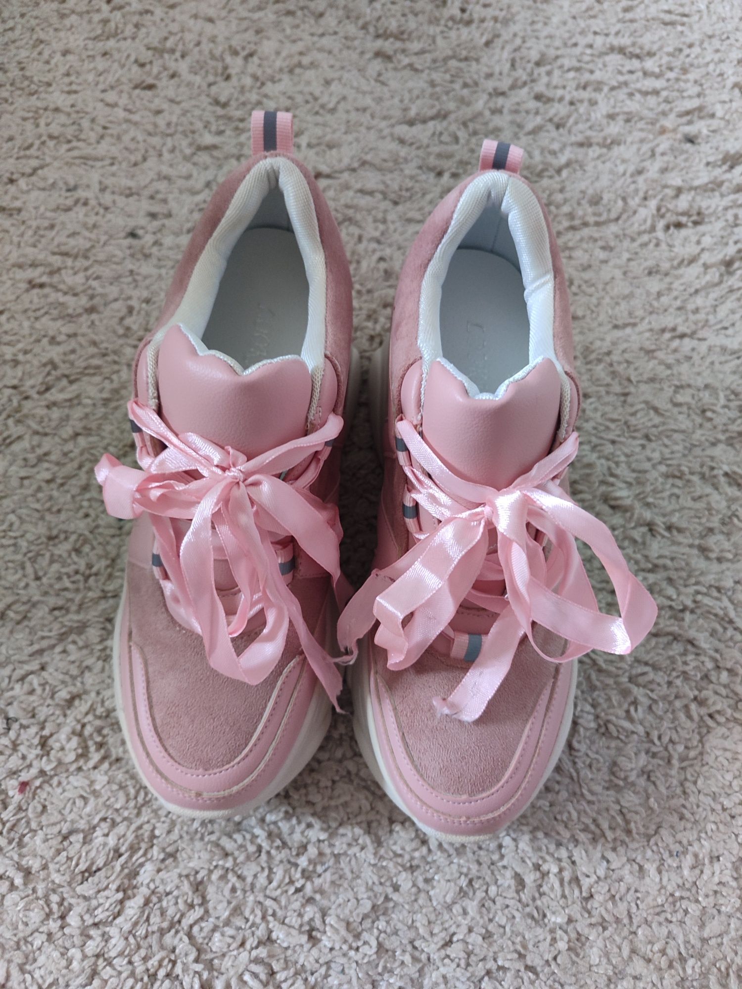 Кросівки рожеві , пудрові , 39 іде на 38 розмір