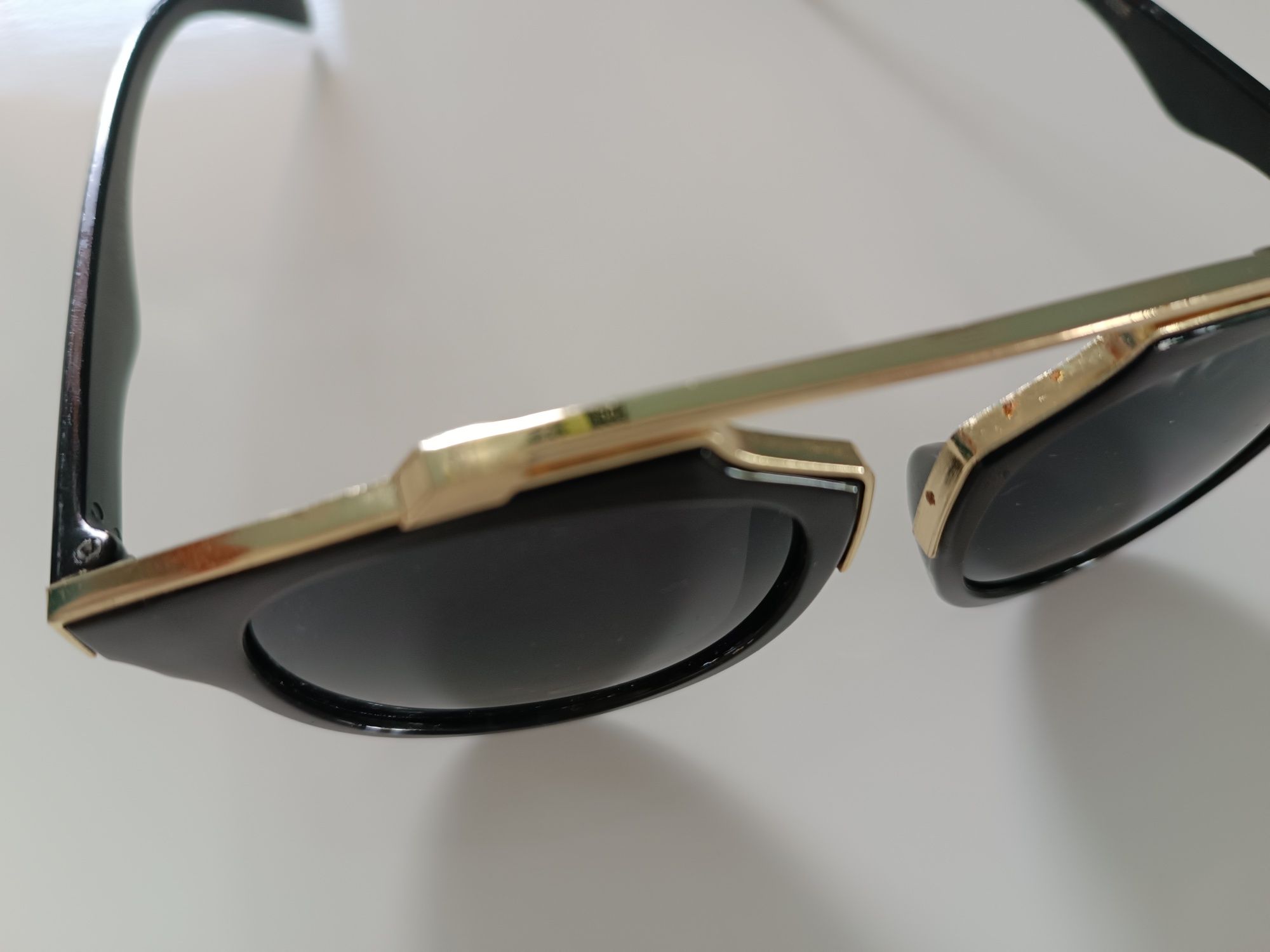 Czarne okulary przeciwsłoneczne damskie złote letnie