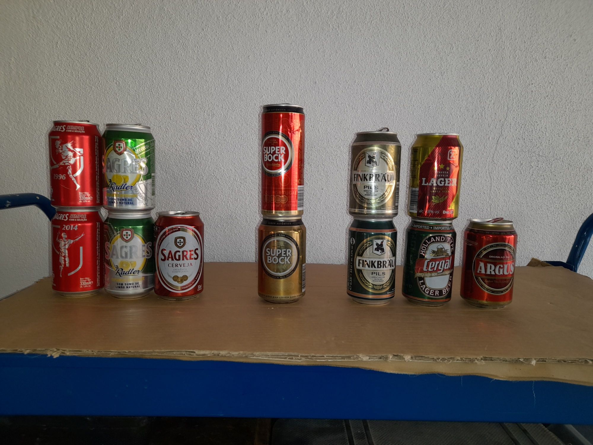 Latas vazias de bebidas