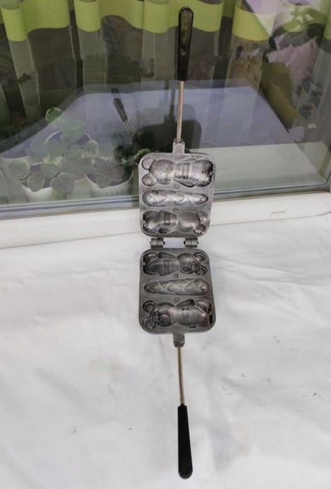 Горішниця радянська, форма для випічки ведмедиків і шишки