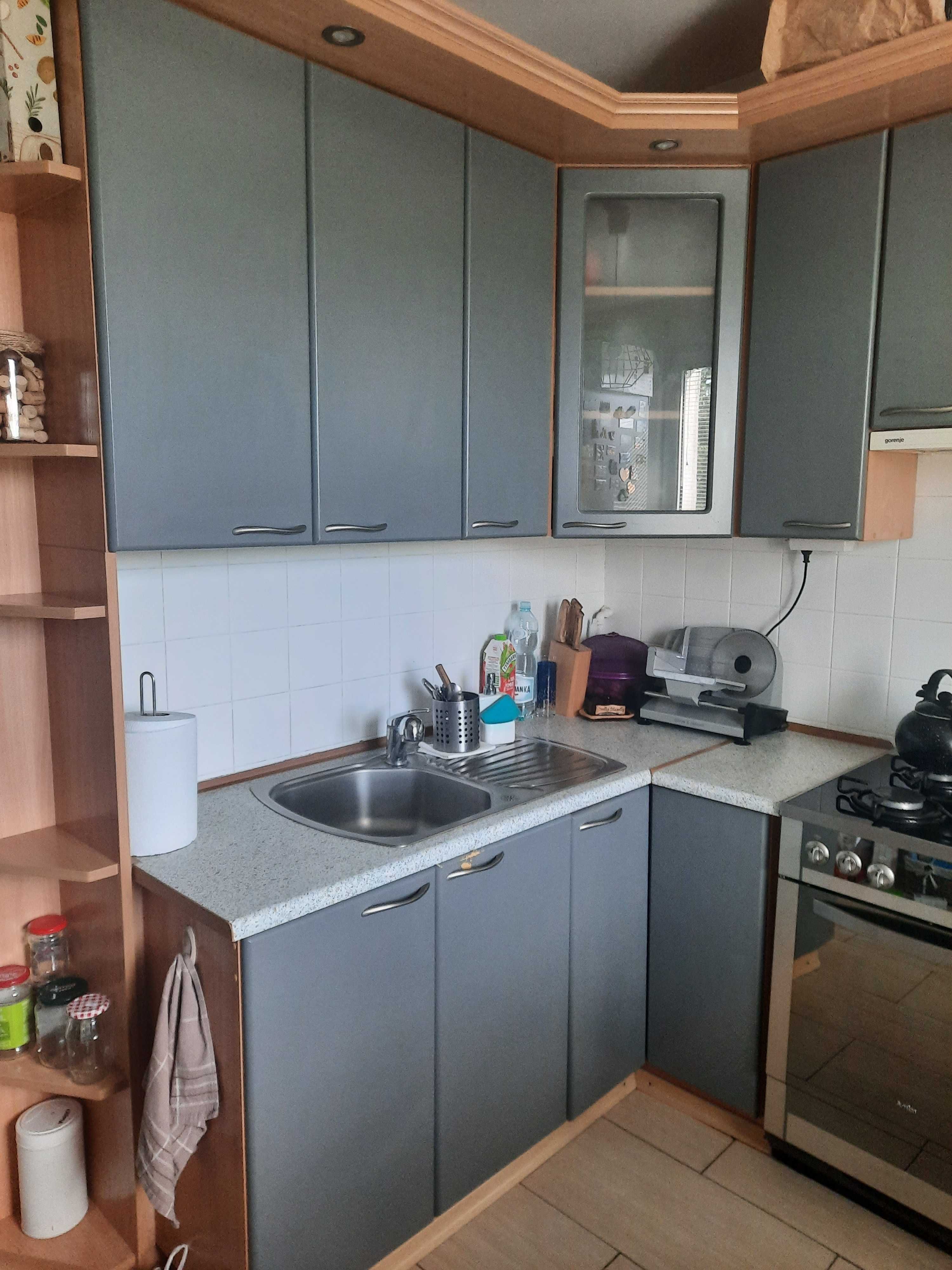 Meble/szafki kuchenne ze stołem o krzesłami