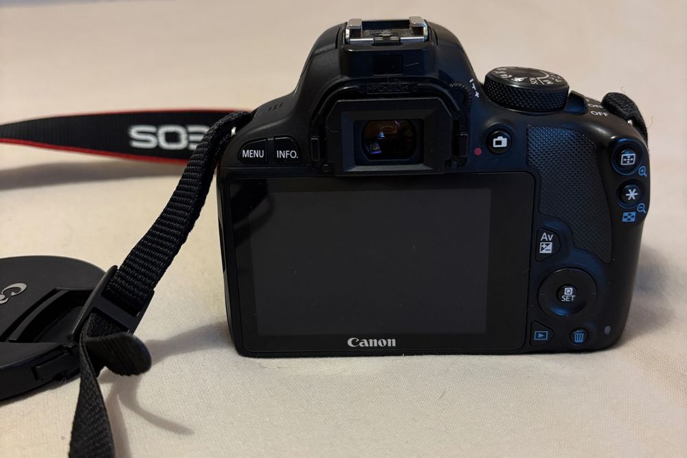 Máquina fotográfica Canon EOS 100D c/ objetiva 18-135mm e acessórios