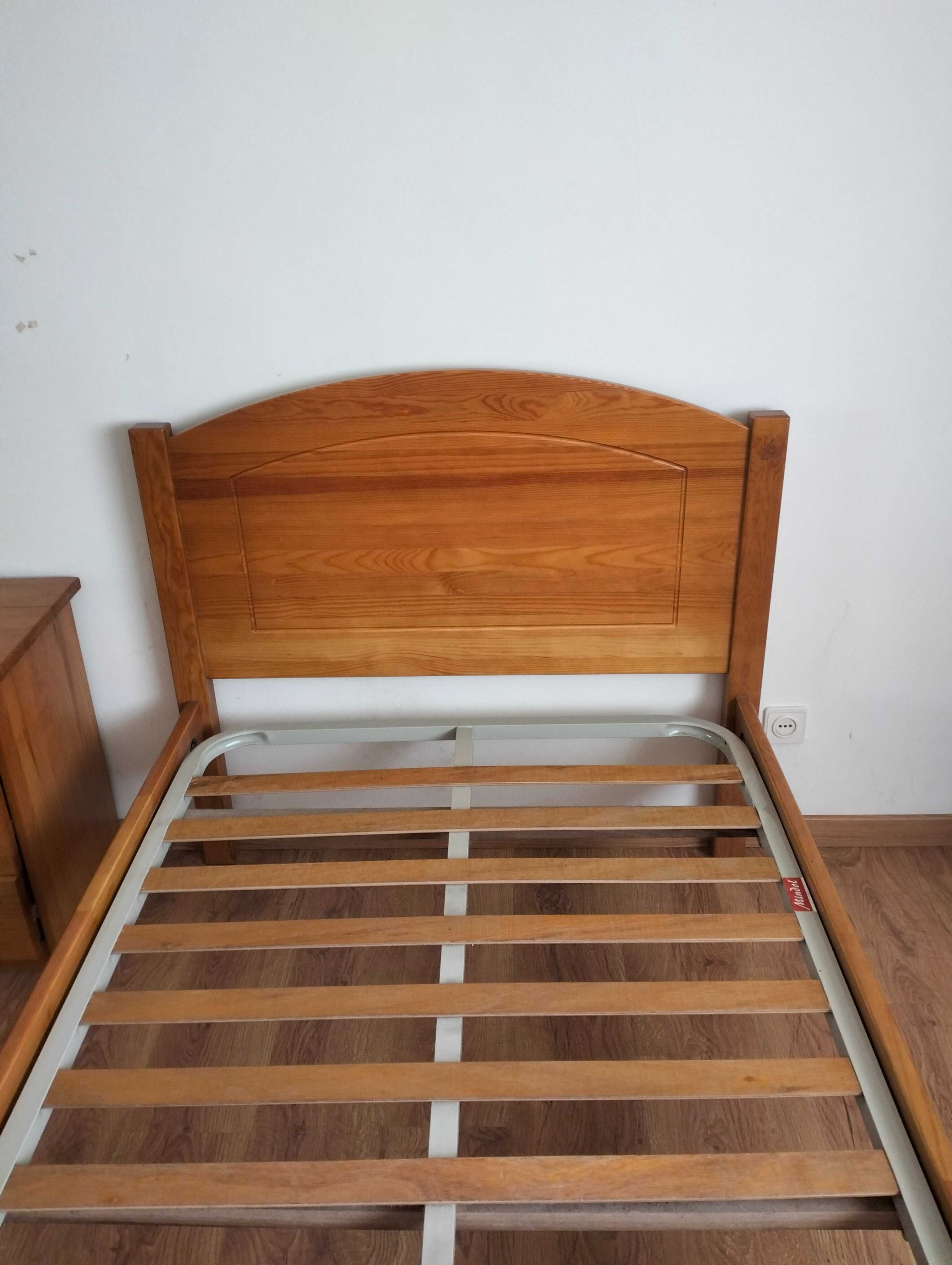 Cama solteiro, colchão e mesinha de cabeceira