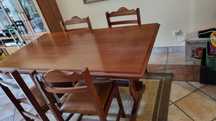 Mesa de jantar em madeira com cadeiras