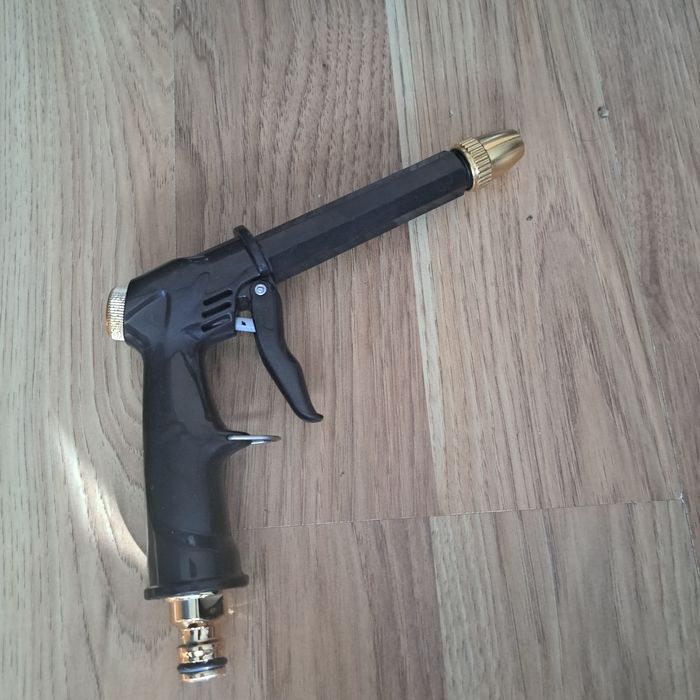 czarny plastikowy pistolet