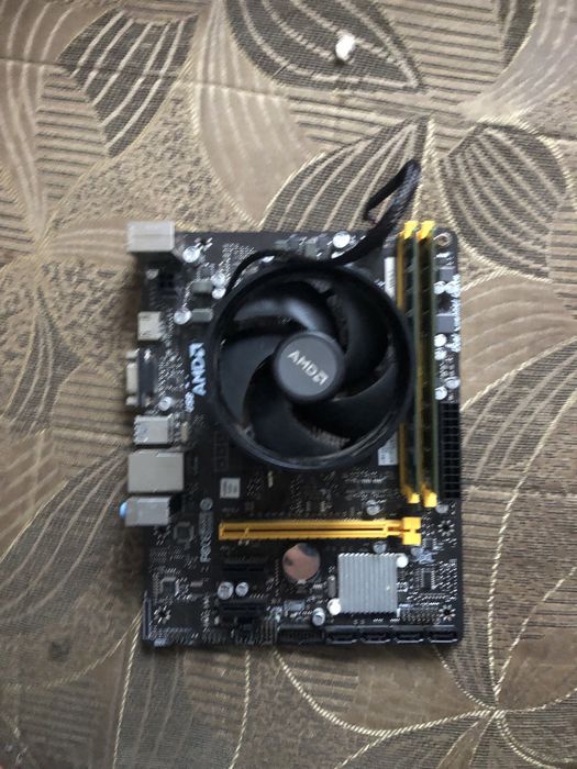 комплект на AM4, ryzen 5 1400 і 16GB оперативки