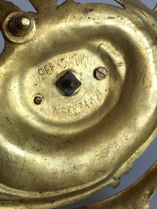 Podstawa pod pióro ze złotą skuwką i kobietą. J. Serkowski w Warszawie