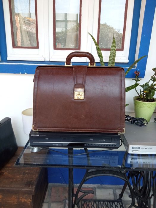 Pasta diplomata em couro