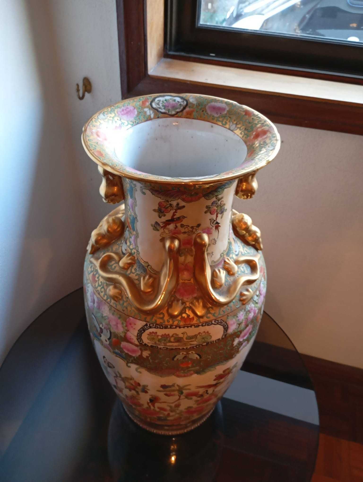 Jarra Oriental em Porcelana com Detalhes Dourados