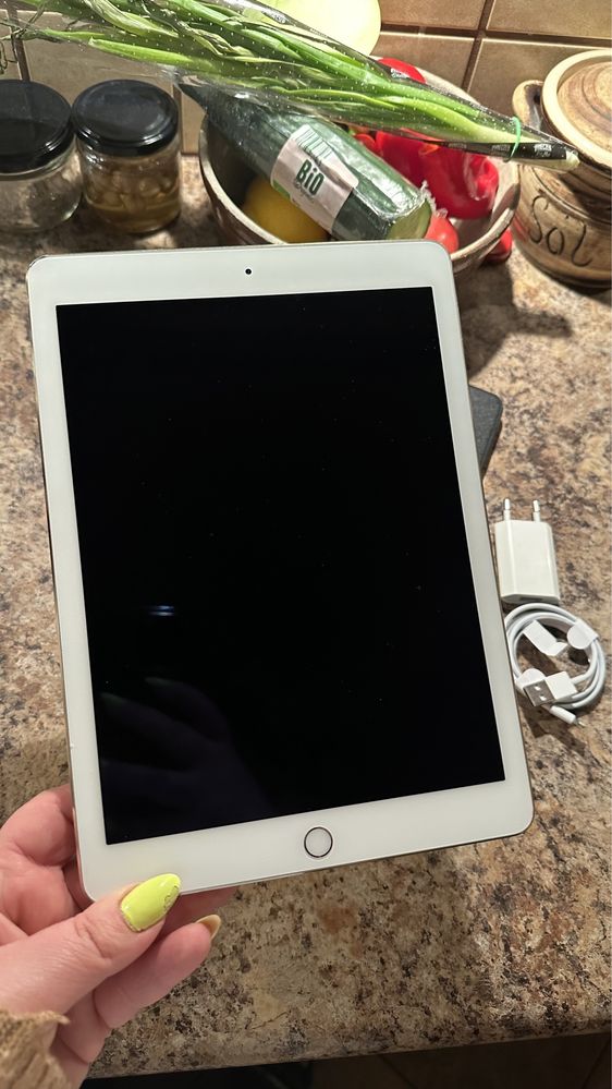 Tablet iPad Apple złoty PROCREATE