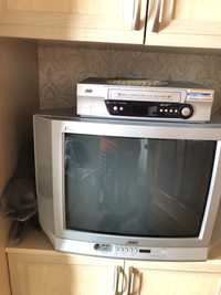 Телевизор и видеомагнитофон  JVC в рабочем состоянии