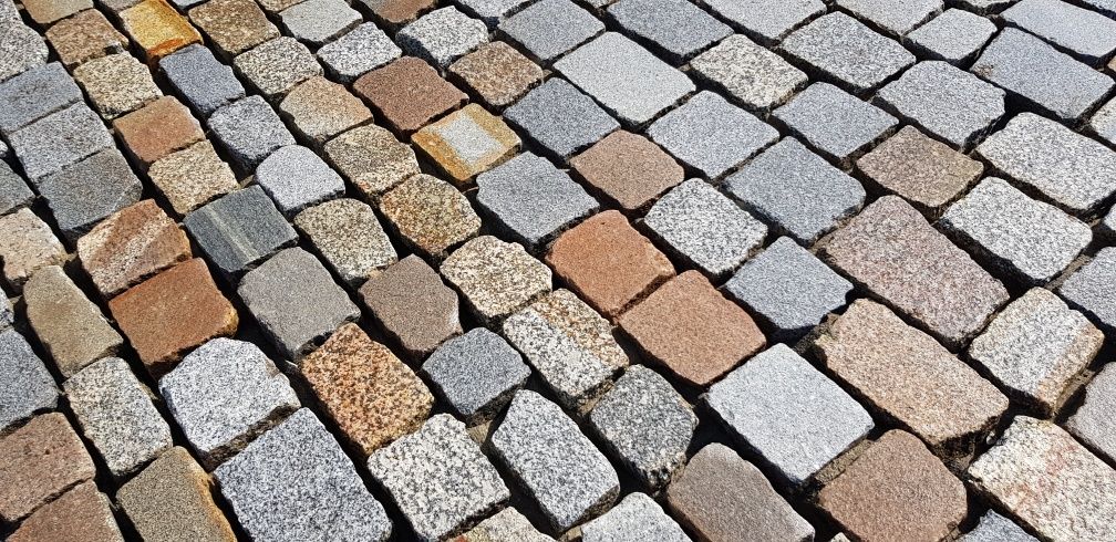 Starobruk granit cięty płomieniowany kostka granitowa kamień polny bru