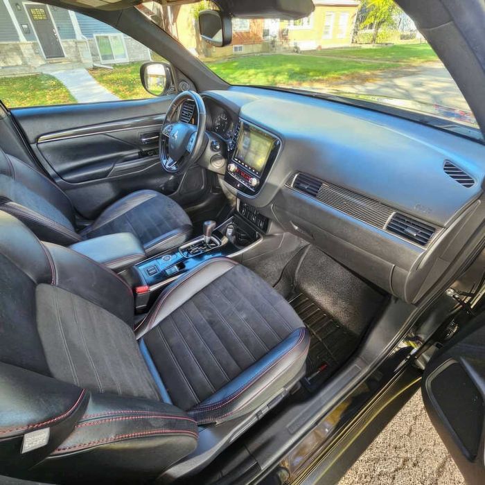 Mitsubishi Outlander SE      2020