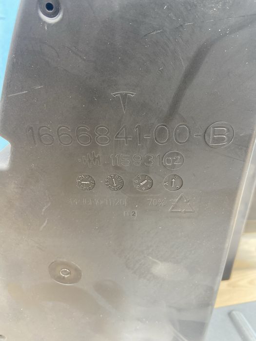 Сабвуфер та підсилювач Tesla Model Y  2023p оригінал