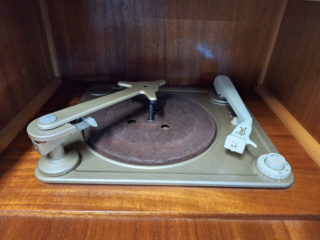 Móvel com rádio e gira discos IMPERIAL