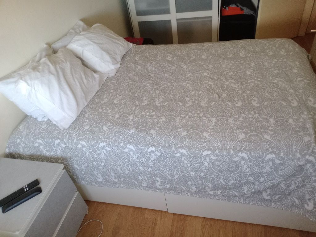 Cama de casal com arrumação
