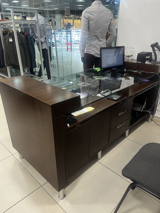 Стол офисный/ мебель в магазин