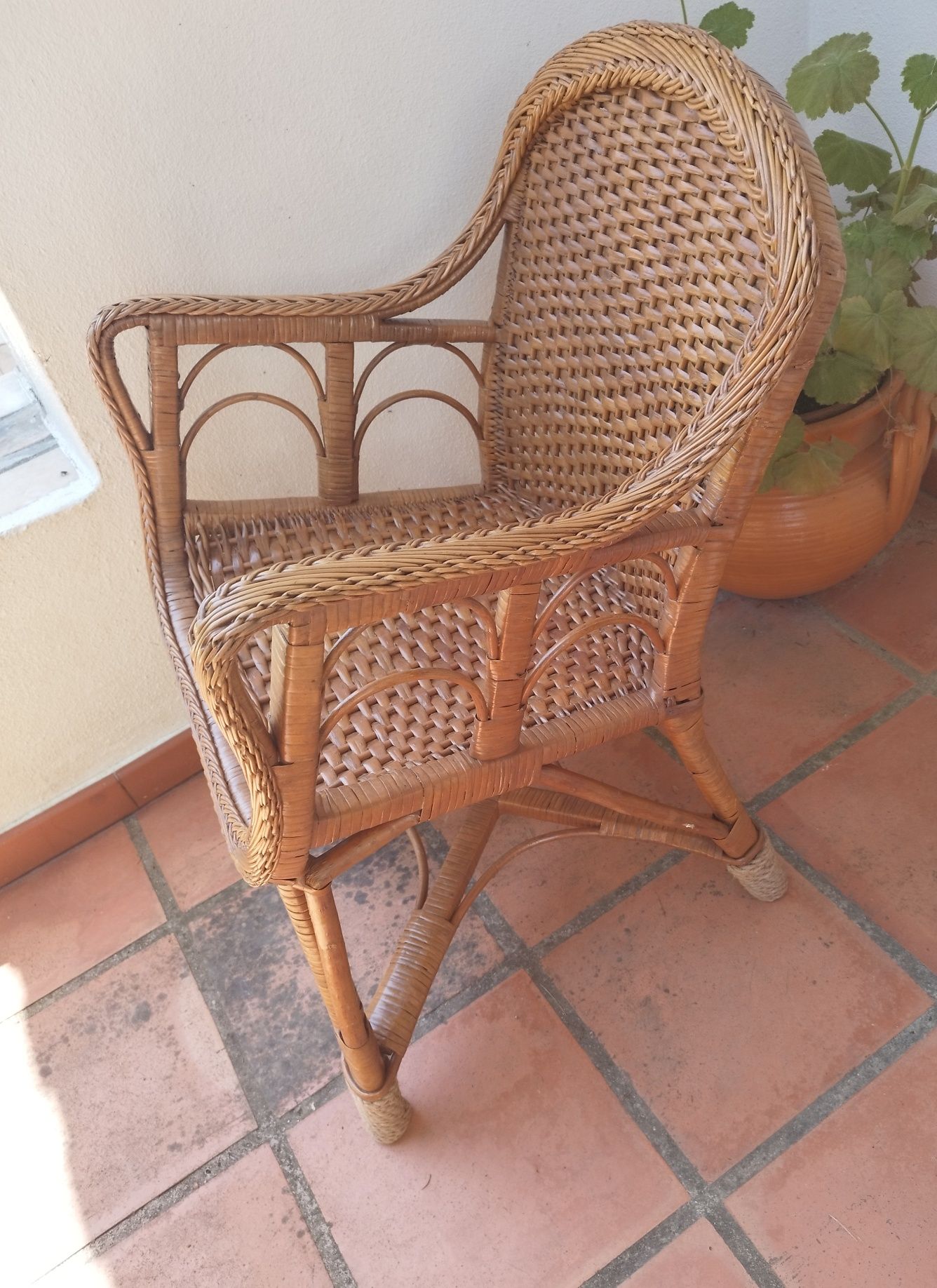 Cadeira com braços de vime, envernizada no tom de teca
