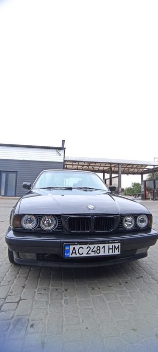 Автомобіль BMW на повному ходу!