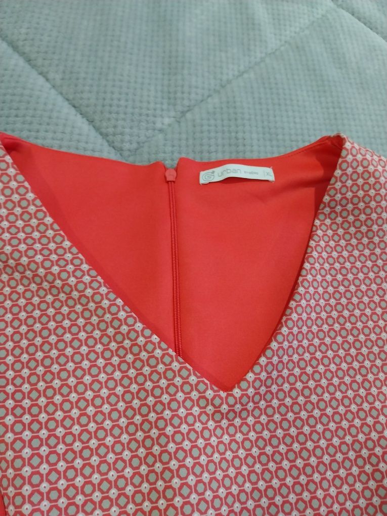 Vestido elegante. Tons coral