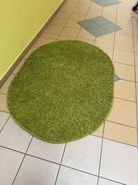 Owalny zielony dywan