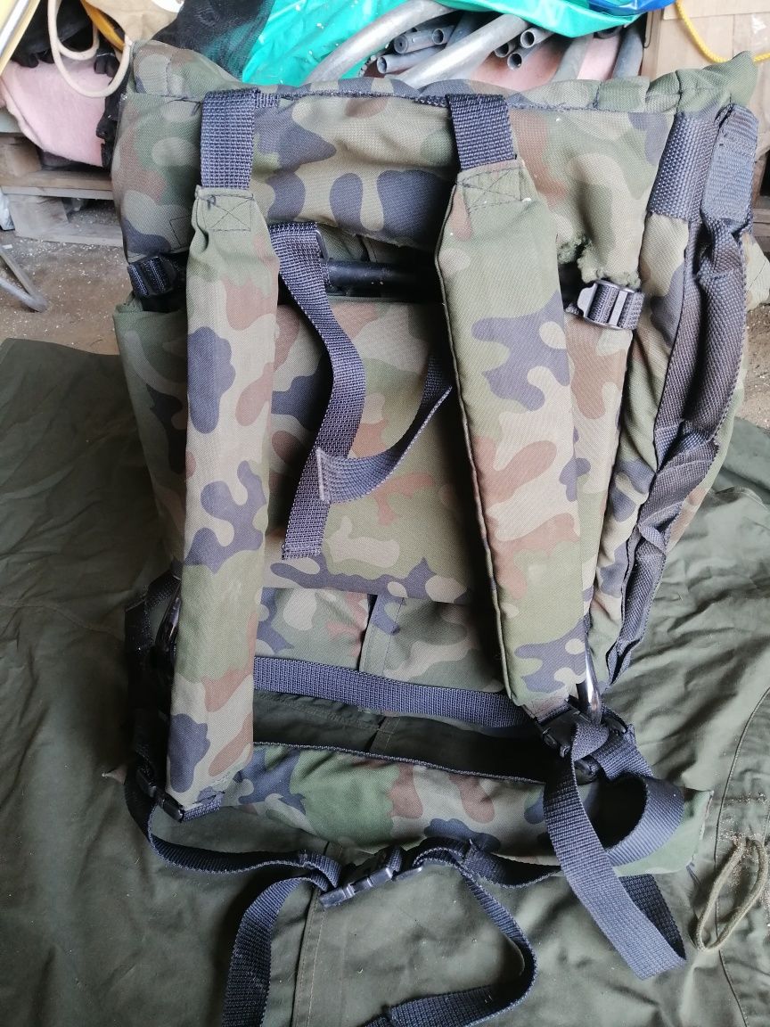 Plecak wojskowy ze stelażem i linką do spinaczki.