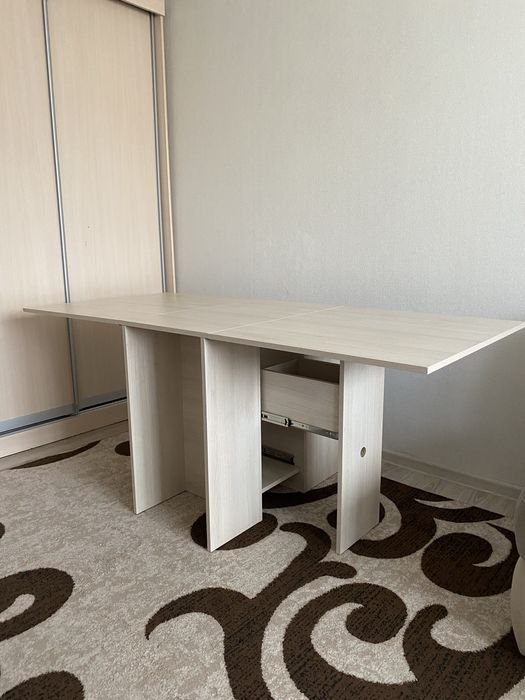 Продам розкладний стіл