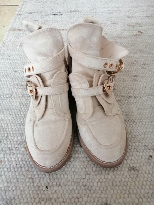 Botki beżowe z wycięciami
