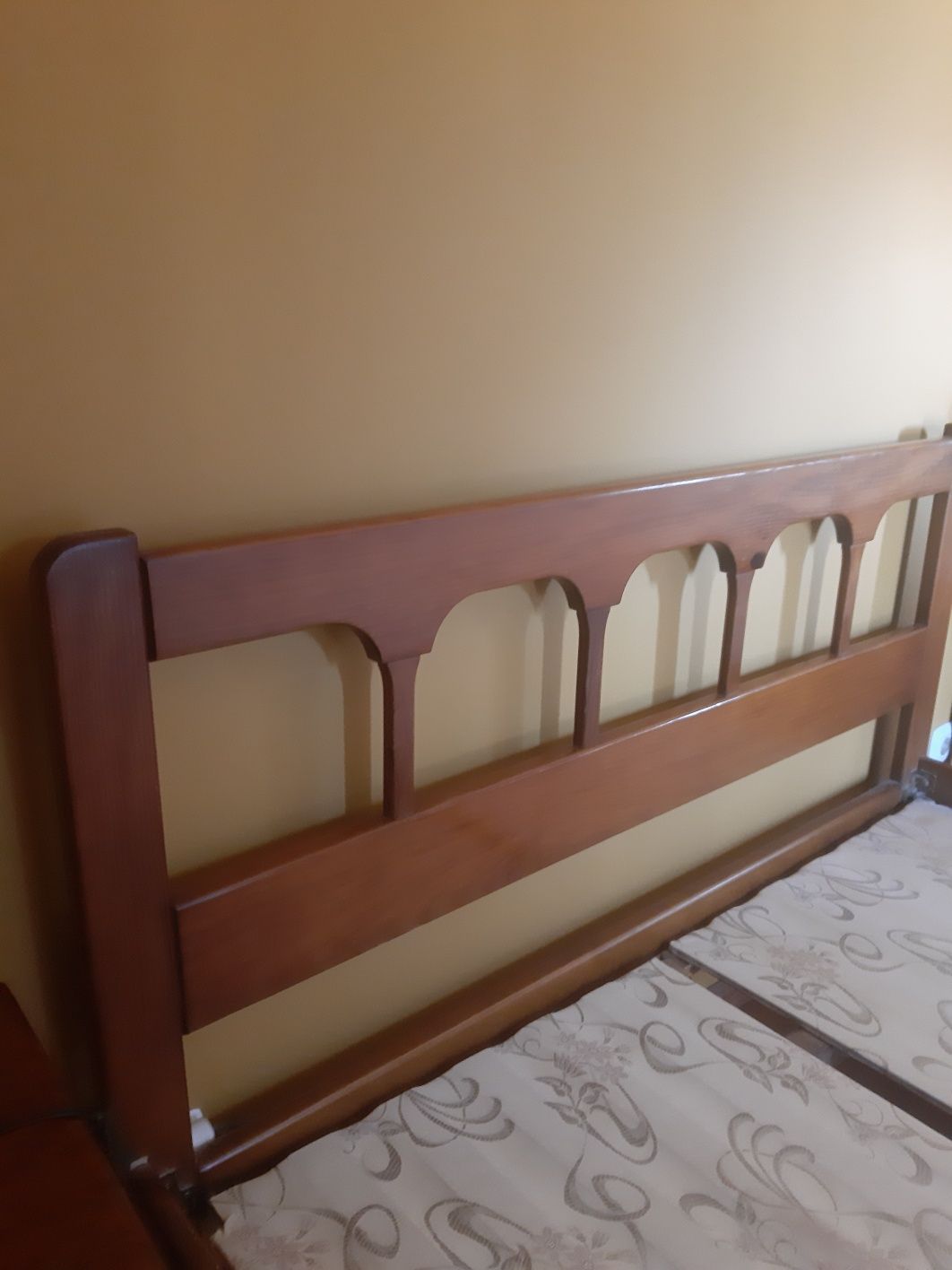 Cama de casal em pinho maciço