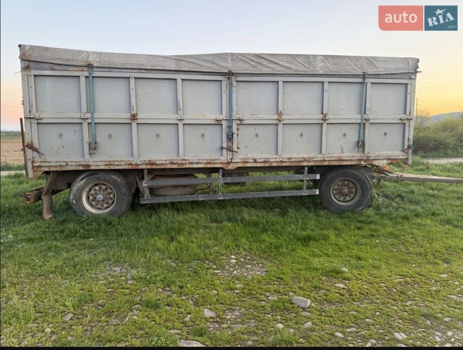 Вантажний автомобіль з маніпулятор, та причепом